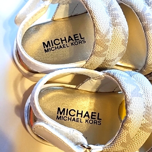 Michael Kors Children Sandles (Size 5) - Picture 3 of 8